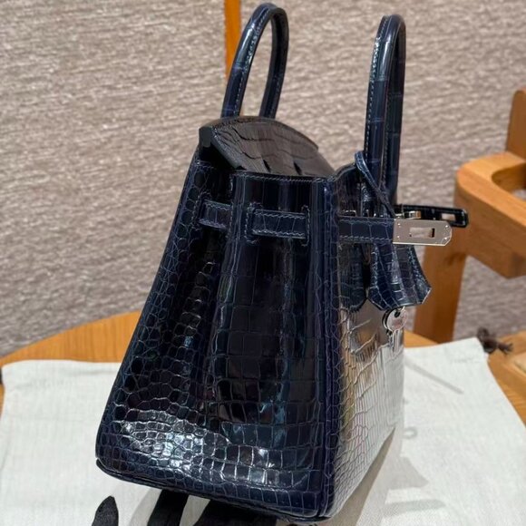 Classic Hermes Bag: A Stylish and Versatile Choice for Elegance - Picture 3 of 6